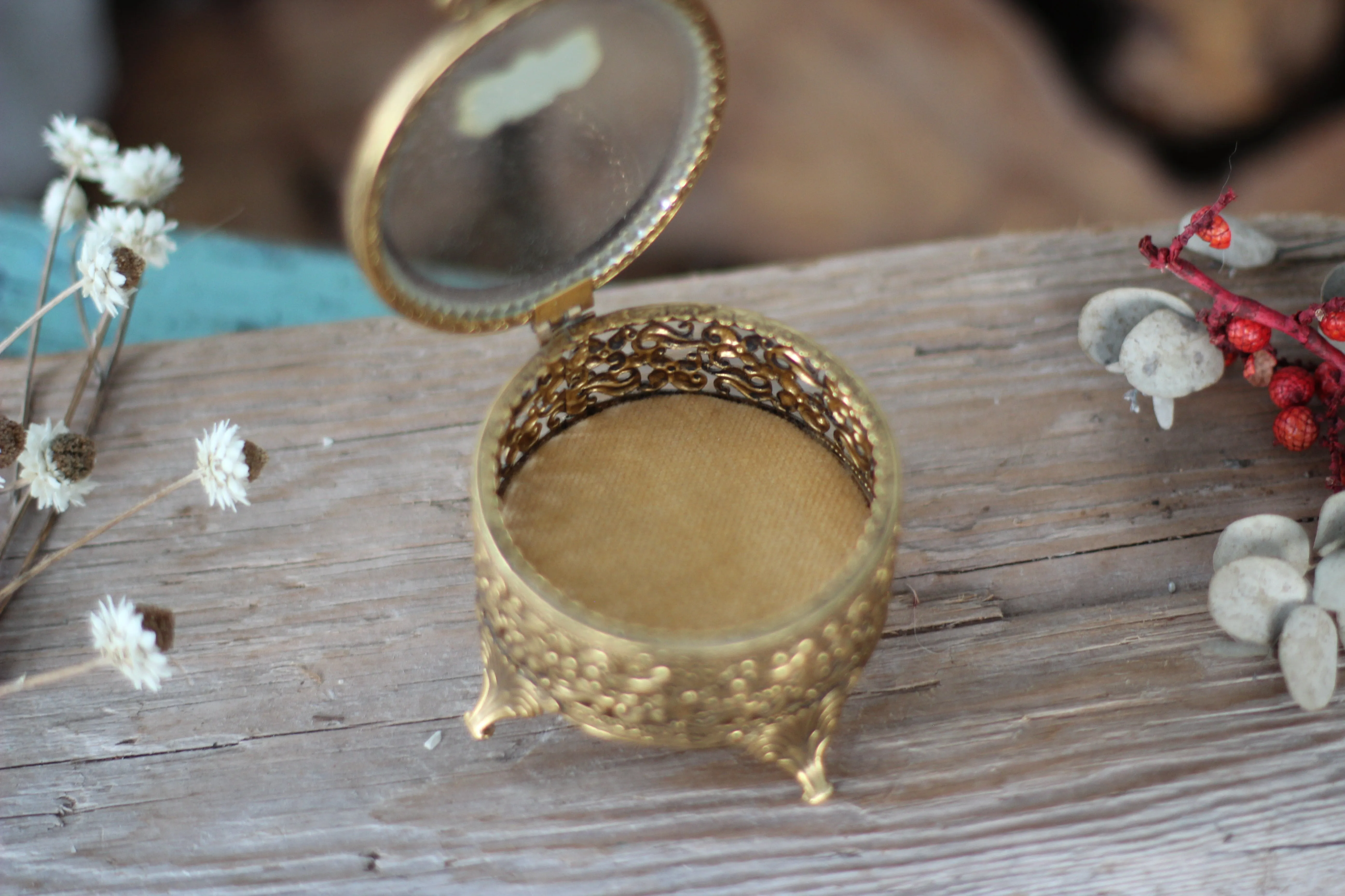 Vintage Rounded Floral Wreath Jewelry Box