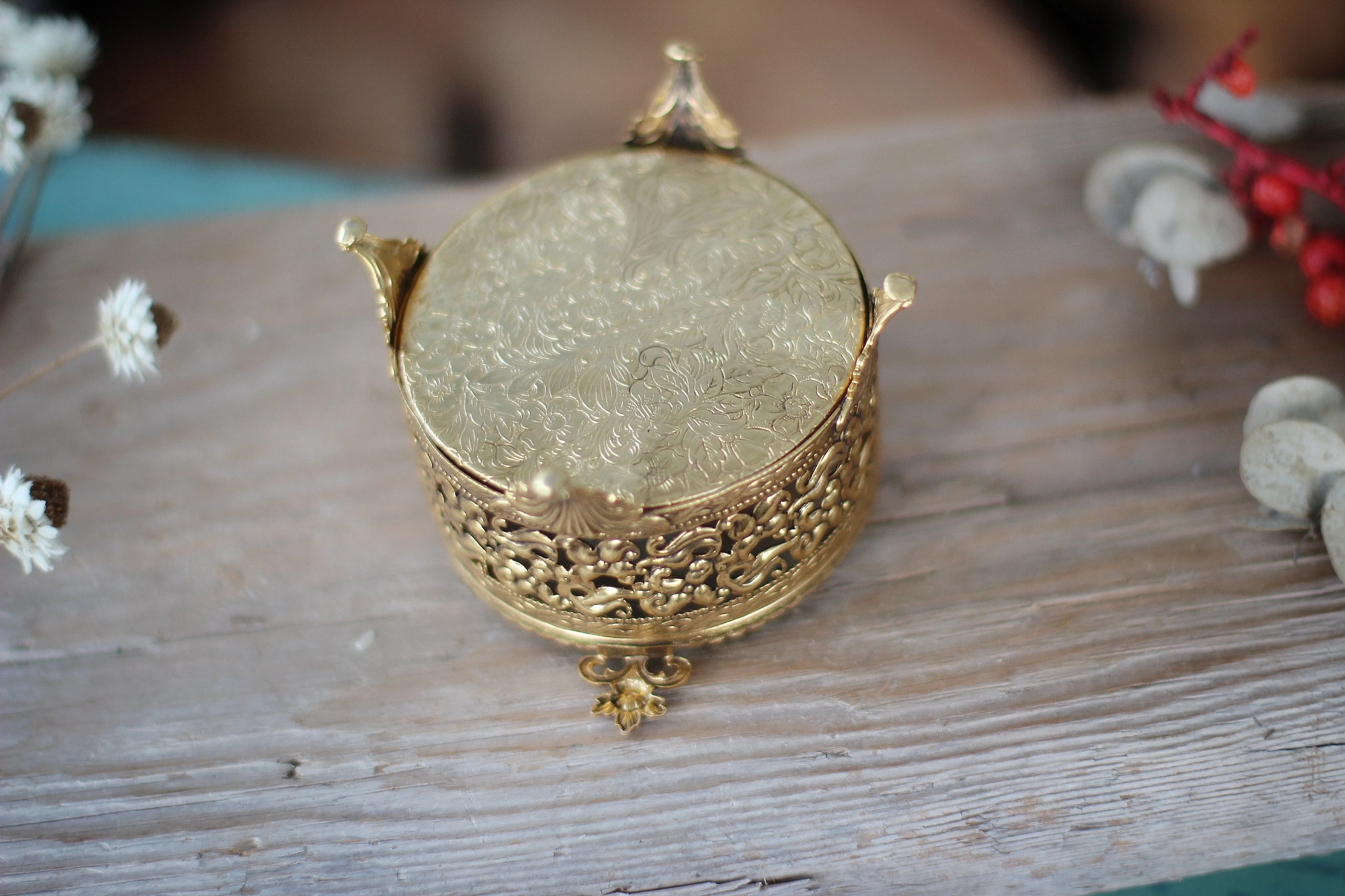 Vintage Rounded Floral Wreath Jewelry Box